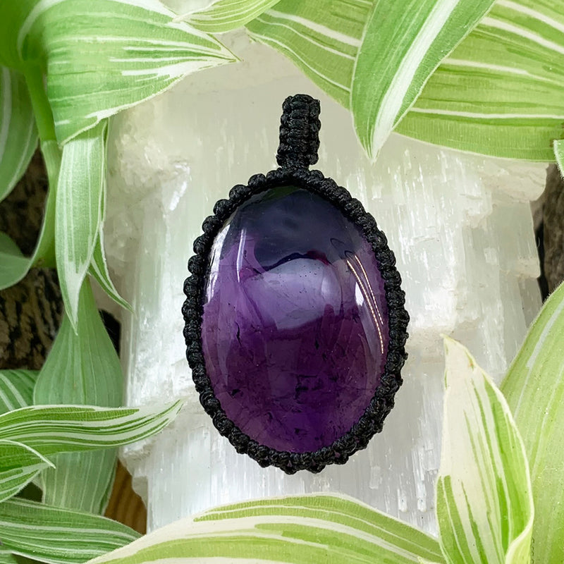 Κολιέ με κρεμαστό κόσμημα από Amethyst Macrame