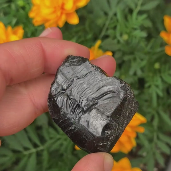 Μαύρη φυσική πέτρα από οψιδιανό