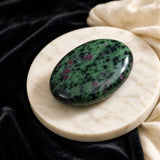 Rubi em Zoisite Palmstone