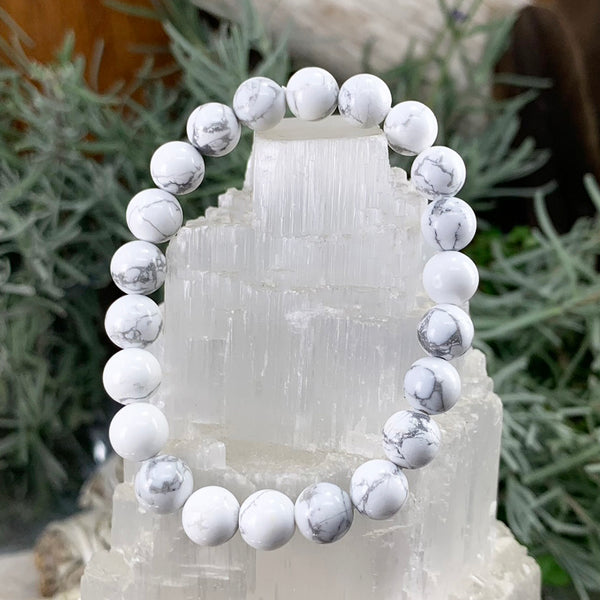 Mala White Howlite Armband med sammetspåse