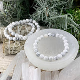 Mala White Howlite Armband med sammetspåse