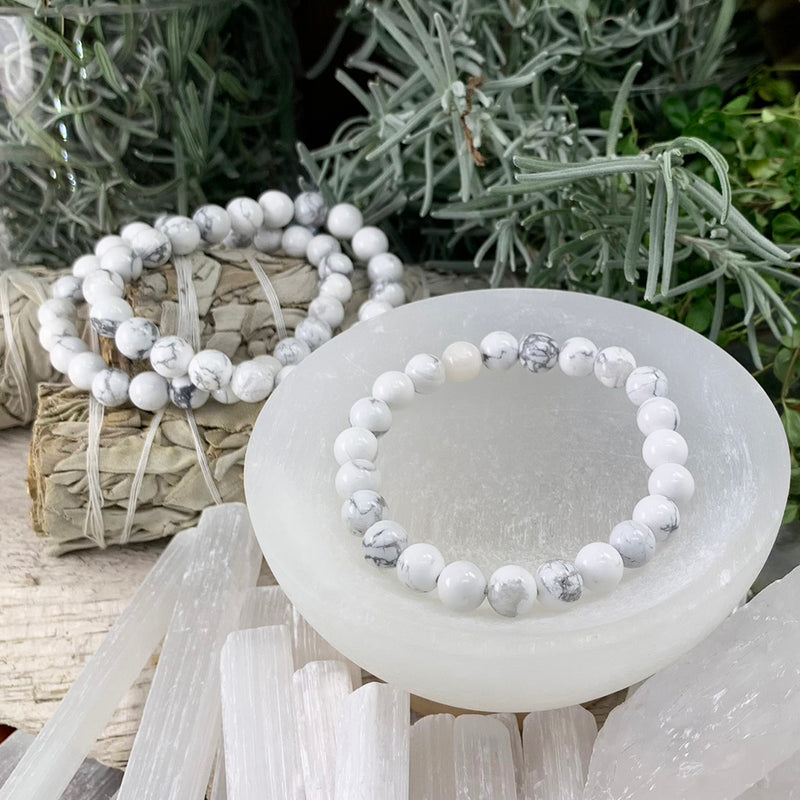 Mala White Howlite Armband med sammetspåse