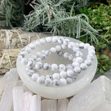 Mala White Howlite Armband med sammetspåse