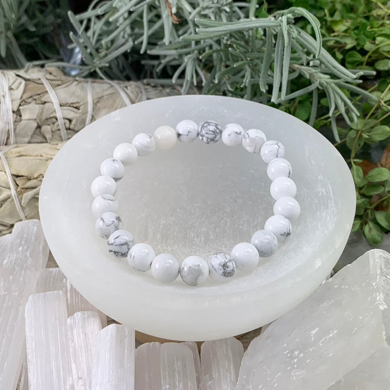 Mala White Howlite Armband med sammetspåse